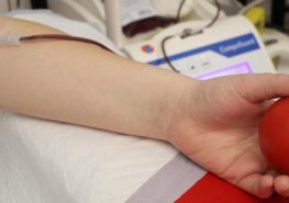 Dárci krve a plazmy se nově na odběry objednávají telefonicky mezi 11.00 a 14.00 hodinou