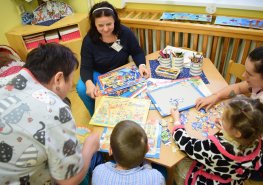 Puzzle, kam se podíváš. Na dětském oddělení Svitavské nemocnice se skládalo ostošest