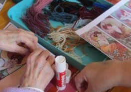 Pacienti si povídali o malířích a dotvářeli Muchovy obrázky