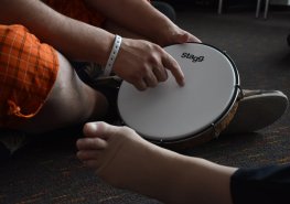 Pacienti na psychiatrii zpívají i tančí.