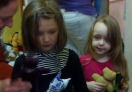 Děkujeme MC Krůček. Na dětském oddělení se rozdávaly panenky a přivítali jsme jaro.