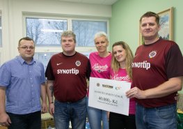 Fandové AC SPARTA PRAHA z Poličky obdarovali dětské oddělení Svitavské nemocnice